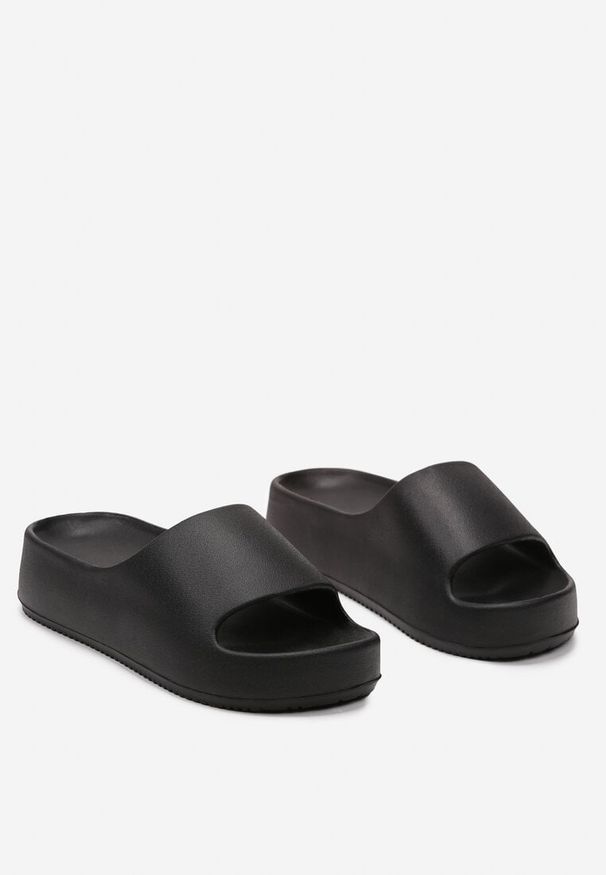 Renee - Czarne Piankowe Klapki z Platformą i Szerokim Paskiem Amarantia. Okazja: na spacer, na plażę. Kolor: czarny. Materiał: len. Obcas: na platformie. Styl: sportowy