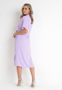 Born2be - Fioletowa Koszulowa Sukienka Midi z Ozdobnym Wiązaniem i Marszczeniem Eudolia. Okazja: na co dzień. Typ kołnierza: dekolt w serek. Kolor: fioletowy. Długość rękawa: krótki rękaw. Sezon: wiosna, lato. Typ sukienki: koszulowe. Styl: casual, klasyczny. Długość: midi #2