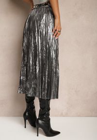 Renee - Srebrna Plisowana Spódnica z Gumką w Pasie Zdobiona Metalicznymi Przeszyciami Zanirra. Okazja: na co dzień. Kolor: srebrny. Wzór: aplikacja. Styl: glamour, casual, elegancki