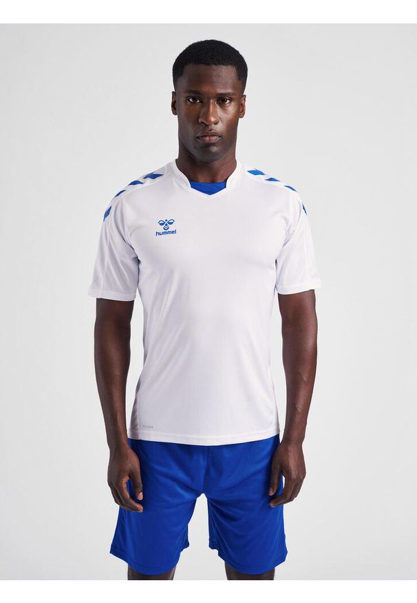 Koszulka piłkarska z krótkim rękawem męska Hummel Core XK Poly Jersey S/S. Kolor: biały, wielokolorowy, niebieski. Materiał: jersey. Długość rękawa: krótki rękaw. Długość: krótkie. Sport: piłka nożna