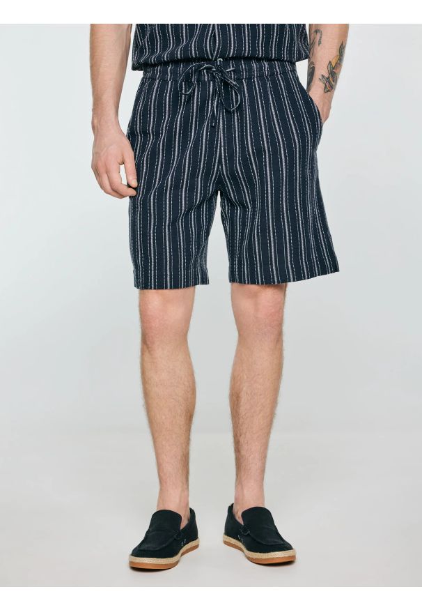 Big-Star - Szorty męskie z domieszką lnu granatowe Gofrisz 403. Okazja: na co dzień, na spacer. Kolor: niebieski. Materiał: len. Wzór: prążki. Sezon: lato. Styl: elegancki, klasyczny, wakacyjny, casual