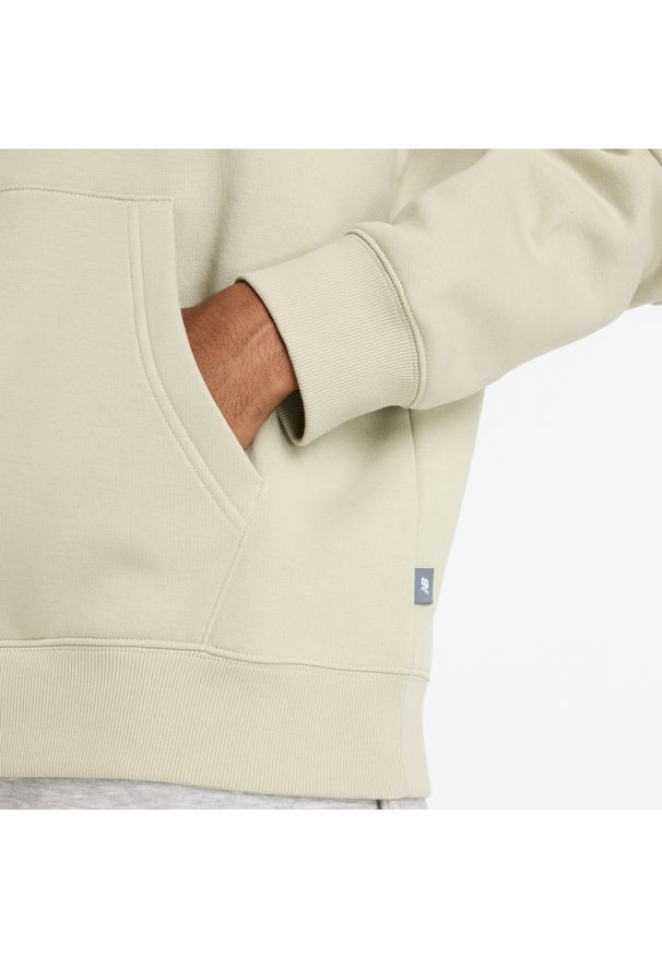 Bluza męska New Balance MT51516OVN – zielona. Typ kołnierza: kaptur. Kolor: zielony. Materiał: bawełna, dresówka, materiał, poliester. Wzór: aplikacja, napisy