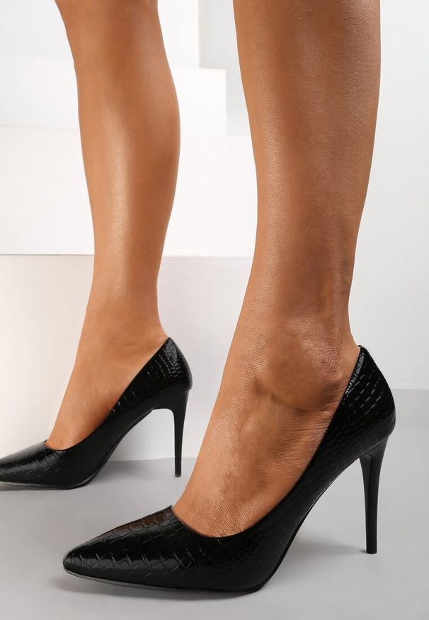 Renee - Czarne Szpilki Hare. Nosek buta: szpiczasty. Zapięcie: bez zapięcia. Kolor: czarny. Materiał: lakier, skóra, jeans. Wzór: aplikacja. Obcas: na szpilce. Styl: klasyczny, elegancki. Wysokość obcasa: średni