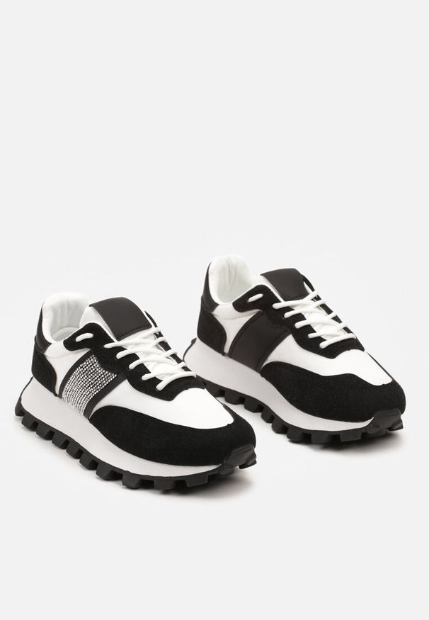 Renee - Czarno-Białe Sneakersy z Szerokim Protektorem i Brokatową Naszywką Thesalia. Kolor: czarny. Wzór: aplikacja