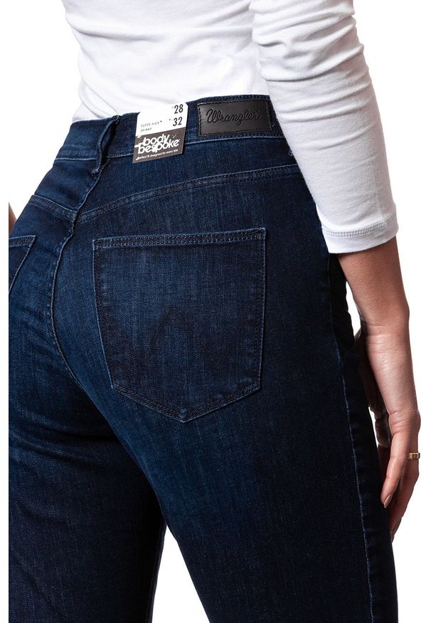 Wrangler - WRANGLER SUPER HIGH SKINNY TAINTED BLUE W27WSZ21H 112128196. Stan: podwyższony. Wzór: jednolity