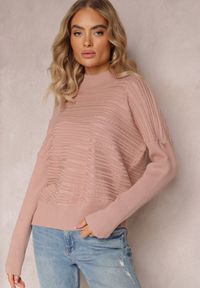 Renee - Różowy Asymetryczny Sweter z Wełną Ozdobiony Tłoczeniem Aurorrsa. Kolor: różowy. Materiał: wełna. Wzór: aplikacja #5