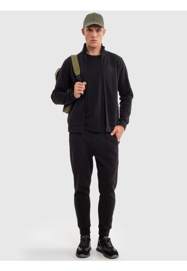Big-Star - Bluza męska rozpinana ze stójką czarna Wlador 906. Typ kołnierza: kołnierzyk stójkowy. Kolor: czarny. Materiał: materiał, dresówka. Długość: długie. Sezon: lato. Styl: sportowy, elegancki, klasyczny