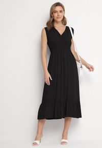 Born2be - Czarna Wiskozowa Sukienka o Kopertowym Kroju z Falbanką Uliria. Kolor: czarny. Materiał: wiskoza. Typ sukienki: kopertowe. Styl: elegancki