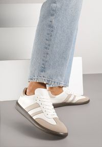 Born2be - Beżowo-Białe Płaskie Sneakersy Ozdobione Paskami Glaria. Nosek buta: okrągły. Zapięcie: pasek. Kolor: beżowy. Wzór: aplikacja. Obcas: na obcasie. Wysokość obcasa: niski #4