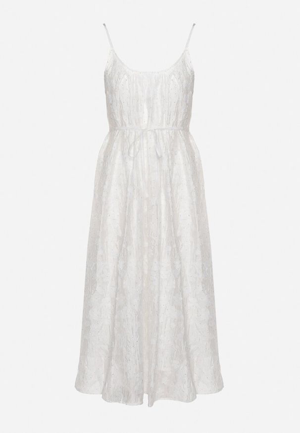 Born2be - Biała Sukienka na Regulowanych Ramiączkach Ozdobiona Cyrkoniami z Materiałowym Paskiem Selolia. Okazja: na co dzień. Typ kołnierza: dekolt w kształcie V. Kolor: biały. Materiał: materiał. Długość rękawa: na ramiączkach. Wzór: aplikacja. Typ sukienki: proste. Styl: casual