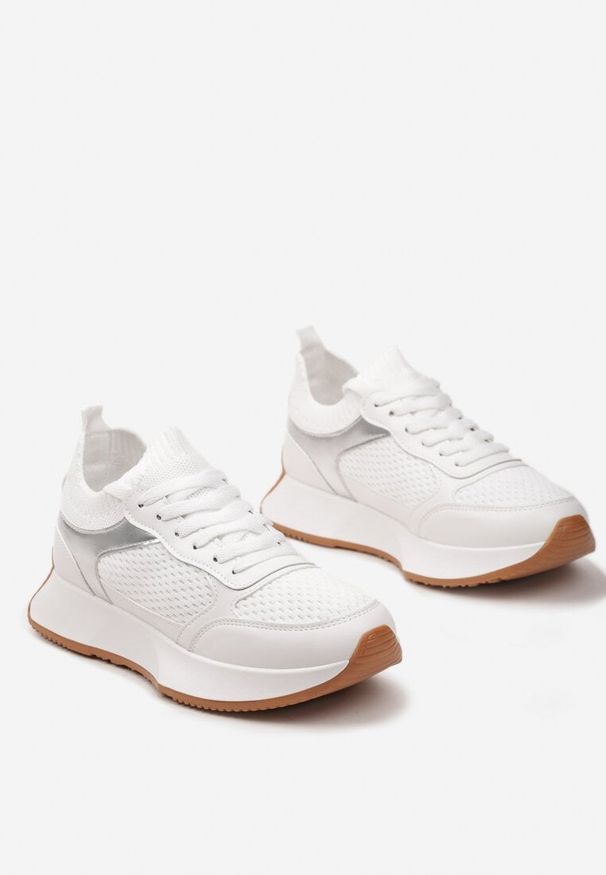 Born2be - Białe Sneakersy z Elastyczną Cholewką Vespiera. Okazja: na co dzień. Kolor: biały. Materiał: jeans. Szerokość cholewki: normalna. Obcas: na obcasie, na płaskiej podeszwie