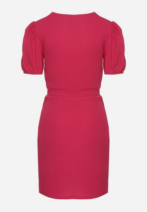 Born2be - Różowa Dopasowana Sukienka Ozdobiona Marszczeniem Iffovia. Okazja: na imprezę. Kolor: różowy. Wzór: aplikacja. Styl: elegancki, klasyczny