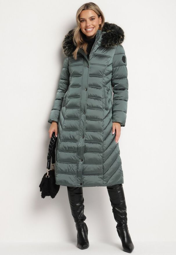 Born2be - Zielona Pikowana Kurtka Zimowa o Długim Kroju z Odpinanym Kapturem z Futrem Mintoria. Okazja: na co dzień. Kolor: zielony. Materiał: futro. Długość: długie. Sezon: zima. Styl: casual, elegancki