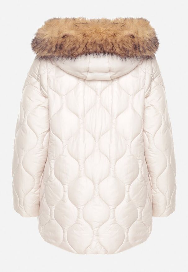 Born2be - Beżowa Pikowana Kurtka o Pudełkowym Kroju z Odpinanym Kapturem z Futrem Lilssia. Okazja: na co dzień. Kolor: beżowy. Materiał: futro. Styl: elegancki, casual, klasyczny