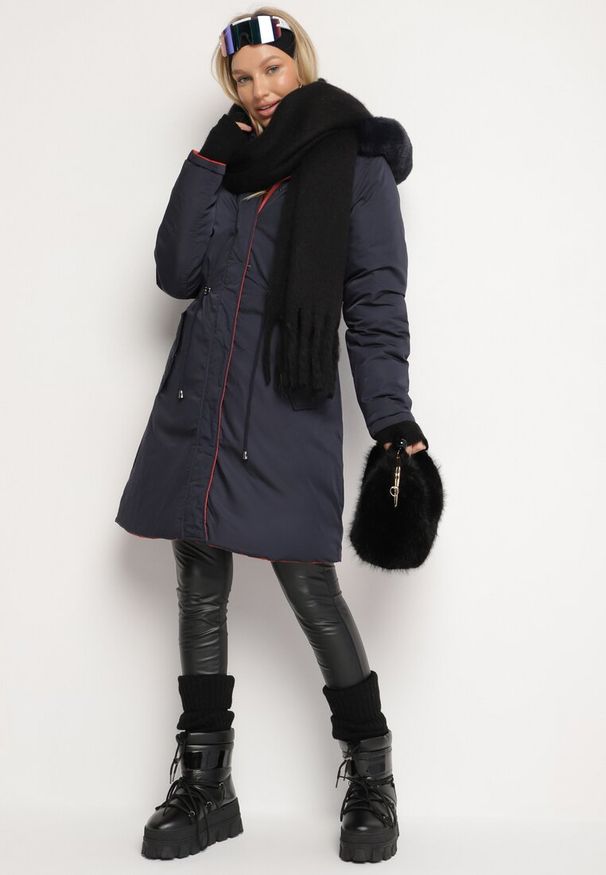 Born2be - Granatowa Dwustronna Kurtka za Kolano z Kapturem z Futerkiem Zephyro. Typ kołnierza: kaptur. Kolor: niebieski. Materiał: futro. Długość: długie. Wzór: gładki, aplikacja