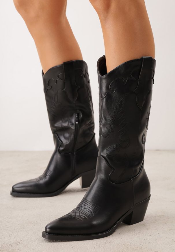 Renee - Czarne Kozaki Kowbojki na Stożku z Ozdobnymi Przeszyciami w Stylu Western Nulia. Okazja: na co dzień. Kolor: czarny. Materiał: jeans. Wzór: aplikacja. Obcas: na stożku. Styl: casual. Wysokość obcasa: średni