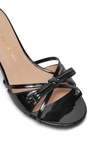 Stuart Weitzman Klapki Felicyty Solide SK118 Czarny. Kolor: czarny. Materiał: lakier, skóra #5