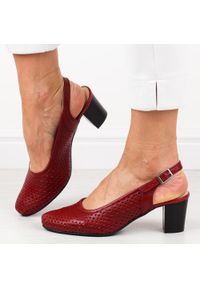 Czerwone skórzane ażurowe Polskie czółenka damskie bez pięty Gregors 641. Okazja: na co dzień. Nosek buta: okrągły. Zapięcie: pasek. Kolor: czerwony. Wzór: ażurowy. Materiał: skóra. Sezon: wiosna, lato. Obcas: na obcasie. Styl: elegancki, klasyczny, casual, wizytowy. Wysokość obcasa: średni #1