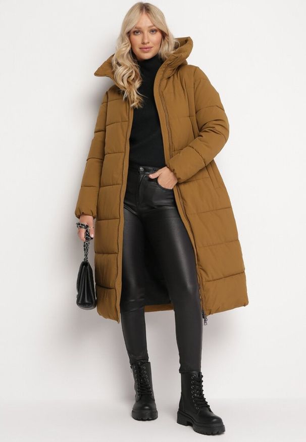 Born2be - Brązowa Pikowana Kurtka Płaszcz z Kapturem i Kieszeniami Gardemia. Typ kołnierza: kaptur. Kolor: brązowy. Sezon: zima, jesień