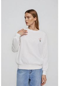 MOODO - Bluza z haftowanym kwiatem biała. Kolor: biały. Materiał: poliester, bawełna. Wzór: haft, kwiaty #1