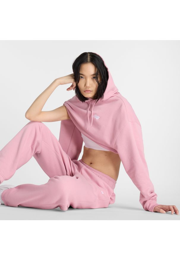 Bluza damska New Balance WT41507PTF – różowa. Okazja: na co dzień. Typ kołnierza: kaptur. Kolor: różowy. Materiał: bawełna, dresówka, poliester, prążkowany. Styl: casual, klasyczny