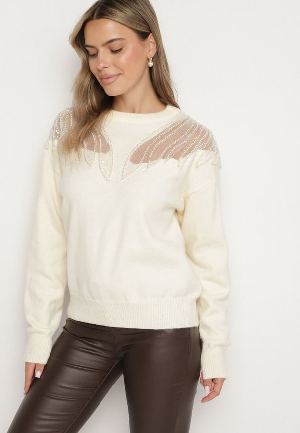 Born2be - Jasnobeżowy Sweter z Siateczkowymi Wstawkami z Cekinami Perełkami i Koralikami Evoriana. Okazja: na co dzień. Kolor: beżowy. Materiał: jeans. Styl: elegancki, glamour, casual