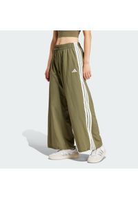 Adidas - Spodnie Essentials 3-Stripes Lifestyle Woven Parachute. Kolor: biały, wielokolorowy, beżowy. Materiał: materiał #1