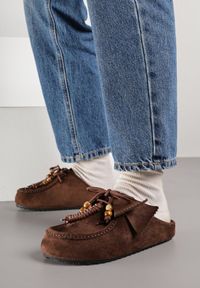 Renee - Bordowe Klapki Boat Shoes z Imitacji Zamszu z Kokardą i Koralikami Lodlia. Okazja: na co dzień. Kolor: czerwony. Materiał: zamsz. Wzór: paski. Styl: casual #3