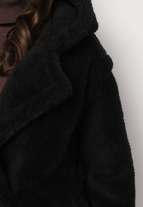 Born2be - Czarna Futrzana Kurtka Teddy z Kapturem Zapinana na Guziki Kejavia. Okazja: na co dzień. Typ kołnierza: kaptur. Kolor: czarny. Materiał: futro. Styl: elegancki, casual