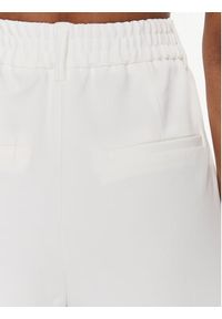 YAS Spodnie materiałowe Izzie 26032131 Biały Regular Fit. Kolor: biały. Materiał: wiskoza