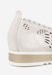 Born2be - Białe Ażurowe Balerinki ze Skóry Naturalnej z Odkrytymi Noskami Prisira. Okazja: na co dzień, do pracy. Kolor: biały. Materiał: skóra. Szerokość cholewki: normalna. Wzór: ażurowy. Styl: casual #5