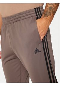 Adidas - adidas Dres Basic 3-Stripes JD9862 Brązowy Regular Fit. Kolor: brązowy. Materiał: syntetyk #3