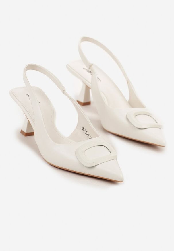 Renee - Białe Sandały na Szpilce Kaczuszce Slingback z Geometryczną Aplikacją Melanoriel. Nosek buta: otwarty. Kolor: biały. Wzór: aplikacja, geometria. Sezon: lato. Obcas: na szpilce. Wysokość obcasa: średni
