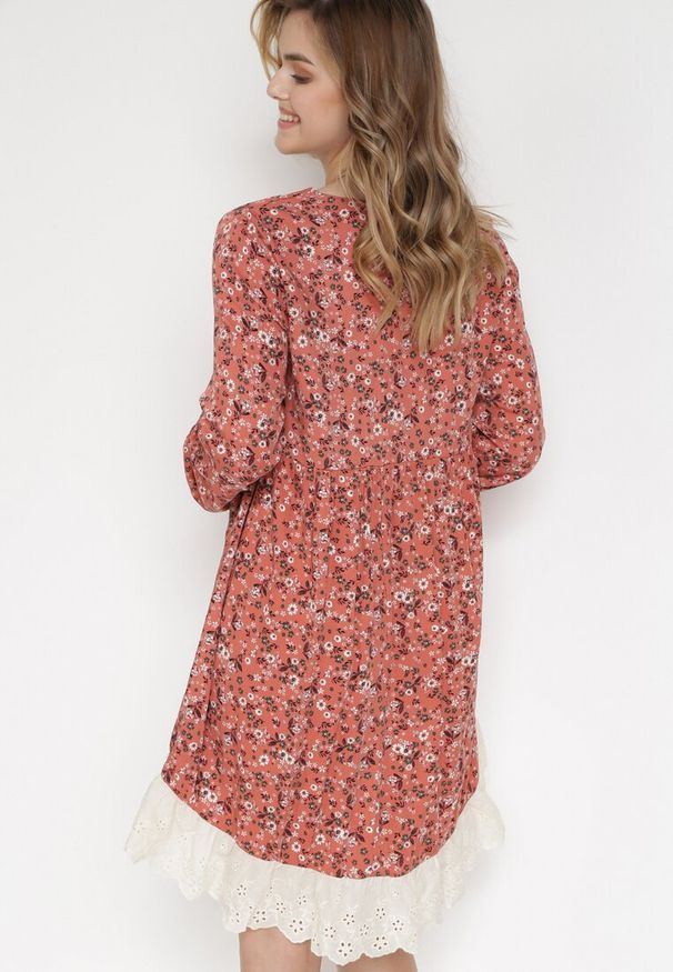 Born2be - Czerwona Sukienka Ferethe. Okazja: na co dzień. Kolor: czerwony. Wzór: aplikacja, kwiaty, nadruk, ażurowy. Styl: boho, klasyczny, casual, elegancki. Długość: mini