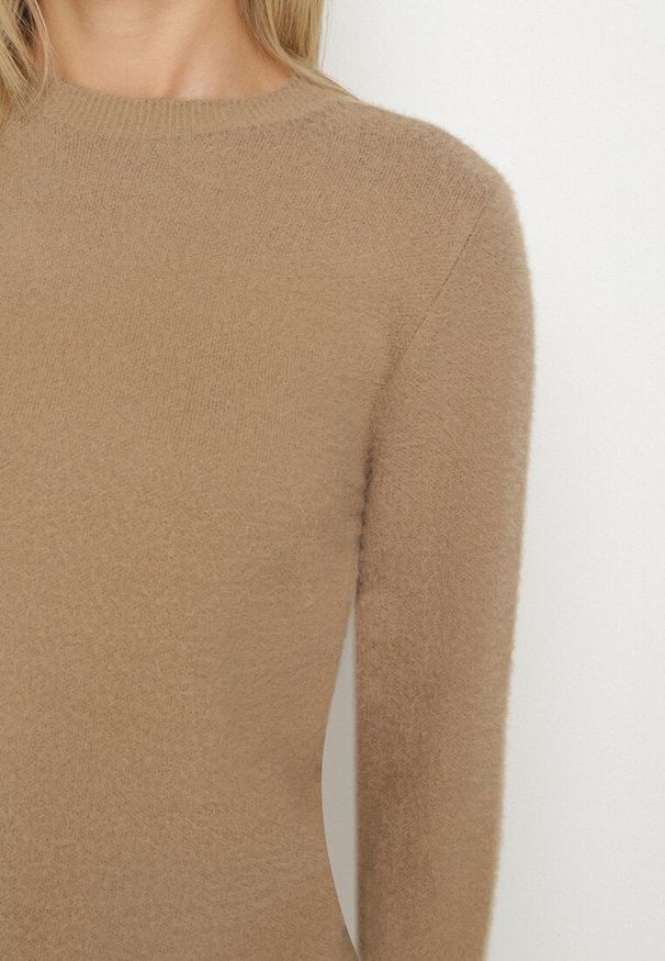 Born2be - Ciemnobeżowy Sweter z Wełną w Klasycznym Stylu Firrive. Okazja: na co dzień. Kolor: beżowy. Materiał: wełna. Styl: klasyczny
