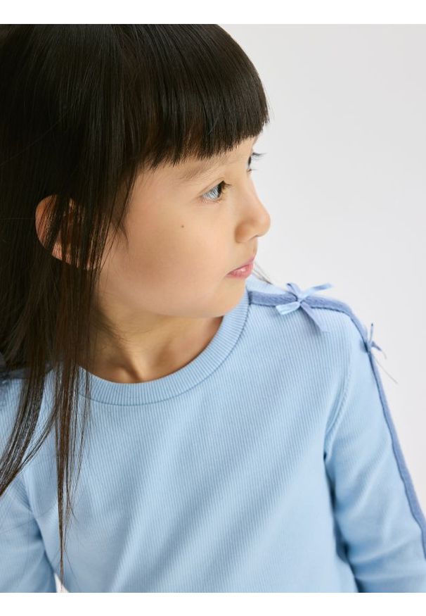 Reserved - Bawełniana koszulka z lampasami - jasnoniebieski. Kolor: niebieski. Materiał: bawełna