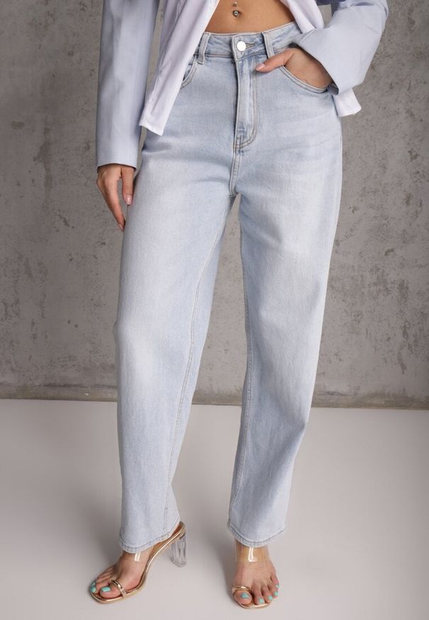 Renee - Niebieskie Jeansy z Bawełny Mom Fit High Waist Ozdobione Paskiem Minno. Okazja: na co dzień. Stan: podwyższony. Kolor: niebieski. Wzór: aplikacja. Styl: casual