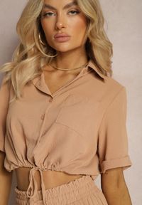 Renee - Ciemnobeżowy Dwuczęściowy Komplet Koszula z Krótkim Rękawem i Guzikami Spodnie z Gumką w Talii Zinesaa. Kolor: beżowy