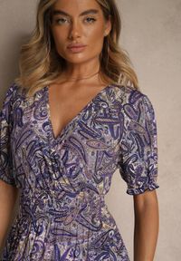 Renee - Fioletowa Rozkloszowana Sukienka z Bawełny Zdobiona Wzorem Paisley Folitea. Typ kołnierza: dekolt w serek. Kolor: fioletowy. Materiał: bawełna. Wzór: paisley, aplikacja. Sezon: wiosna #3