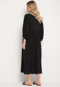 Born2be - Czarna Rozkloszowana Sukienka z Wiskozy z Wiązaniem przy Dekolcie Tilania. Okazja: na co dzień. Kolor: czarny. Materiał: wiskoza. Styl: casual #3