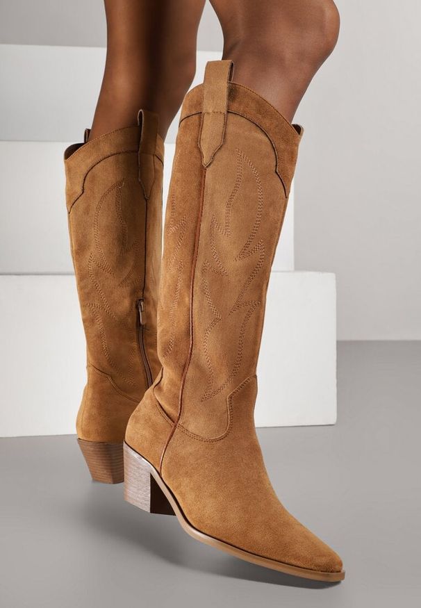 Renee - Jasnobrązowe Haftowane Kozaki Kowbojki na Stożkowym Obcasie Galianna. Okazja: na co dzień. Kolor: brązowy. Materiał: jeans, koronka. Wzór: haft. Obcas: na obcasie. Styl: casual. Wysokość obcasa: średni