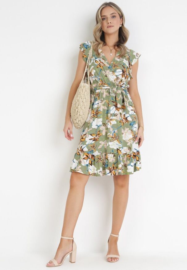 Born2be - Zielona Sukienka Rozkloszowana z Kopertowym Dekoltem Tosima. Kolor: zielony. Materiał: materiał. Wzór: aplikacja. Typ sukienki: kopertowe