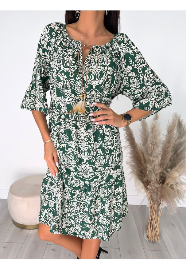 ModnaKiecka.pl - Zielona Wzorzysta Sukienka Oversize 8469-272-B. Okazja: do pracy, na spacer, na co dzień. Kolor: wielokolorowy. Materiał: wiskoza. Sezon: lato, wiosna. Typ sukienki: oversize. Styl: boho, casual
