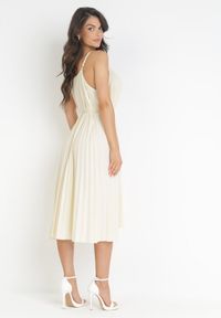 Born2be - Jasnobeżowa Plisowana Sukienka Midi ze Sznurkiem w Talii Eidas. Kolor: beżowy. Materiał: materiał, tkanina. Długość rękawa: na ramiączkach. Sezon: lato. Długość: midi #5