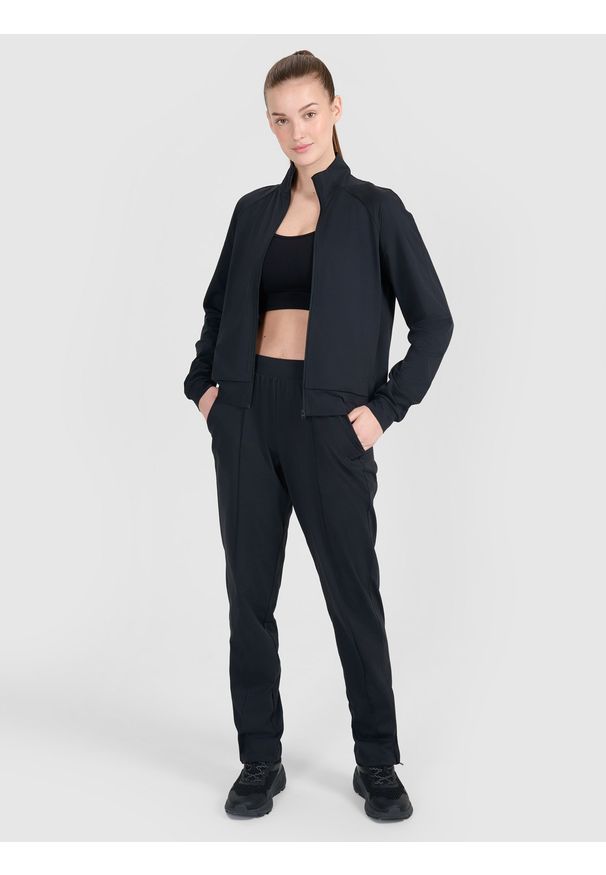 4f - 4F Bluza treningowa regular szybkoschnąca damska - czarna M. Typ kołnierza: kołnierzyk stójkowy, bez kaptura. Kolor: czarny. Materiał: dzianina, materiał, syntetyk, włókno, tkanina. Długość rękawa: raglanowy rękaw. Wzór: gładki, ze splotem. Styl: klasyczny, sportowy. Sport: fitness