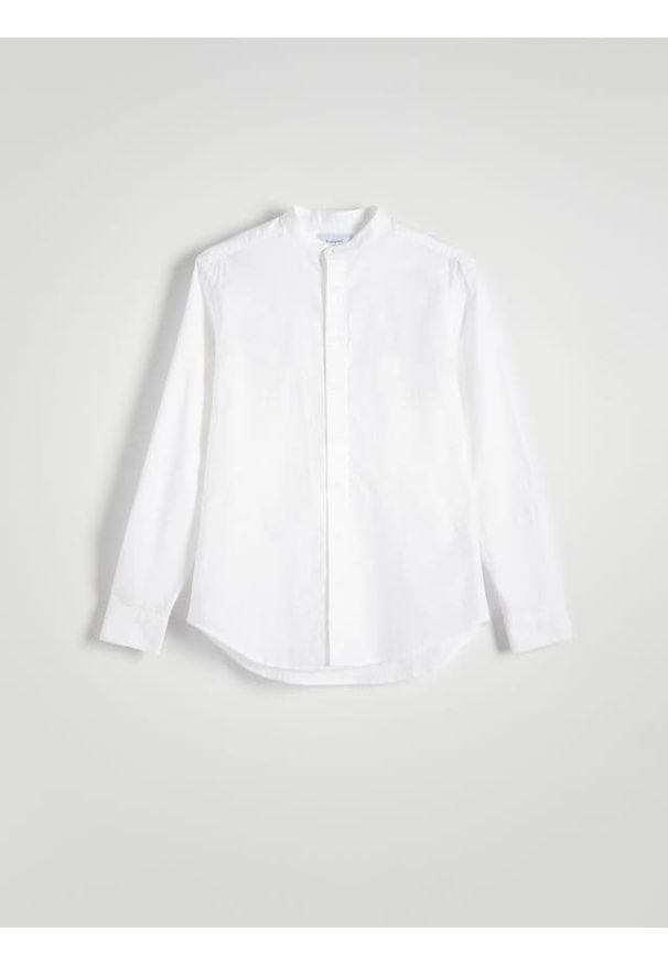 Reserved - Koszula regular fit ze stójką - biały. Typ kołnierza: kołnierzyk stójkowy. Kolor: biały. Materiał: tkanina