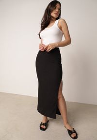 Born2be - Czarna Prosta Spódnica z Rozcięciem z Boku ze Strukturalnej Tkaniny Orinelin. Okazja: do pracy, na co dzień. Kolor: czarny. Materiał: tkanina. Długość: długie. Styl: elegancki, casual #1