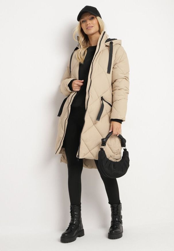 Born2be - Ciemnobeżowa Kurtka z Kapturem i Kieszeniami w Kraciaste Pikowane Przeszycia Ettaline. Okazja: na co dzień. Typ kołnierza: kaptur. Kolor: beżowy. Materiał: jeans. Styl: elegancki, klasyczny, casual, sportowy