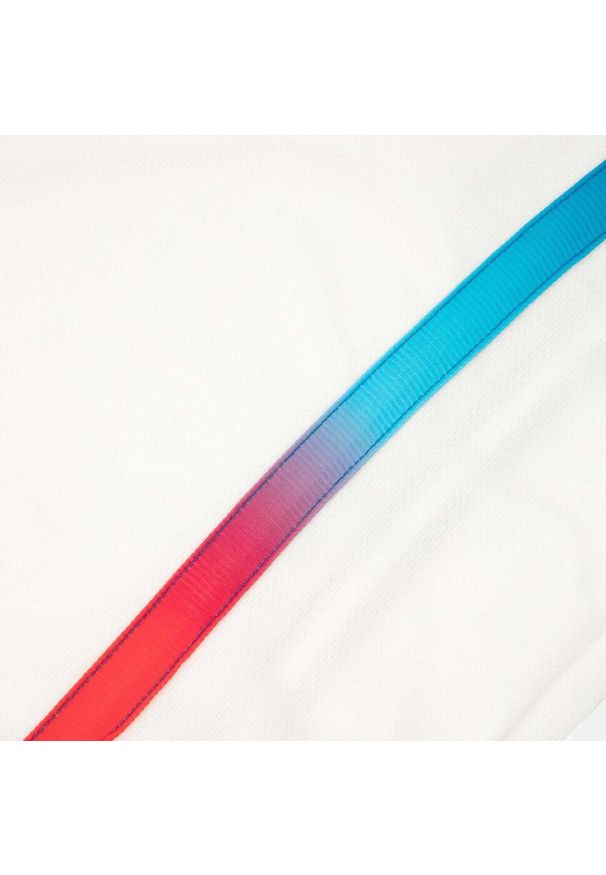 Polo Le Coq Sportif Efro 24 N° 2. Typ kołnierza: polo. Kolor: biały. Materiał: tkanina, poliester. Wzór: haft, aplikacja