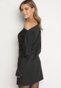 Born2be - Ciemnoszara Asymetryczna Sukienka z Wiskozą z Dekoltem w Łódkę i Marszczeniem przy Talii Sofilda. Okazja: na co dzień. Typ kołnierza: dekolt w łódkę. Kolor: szary. Materiał: wiskoza. Długość rękawa: długi rękaw. Typ sukienki: asymetryczne. Styl: casual, klasyczny, wizytowy #3